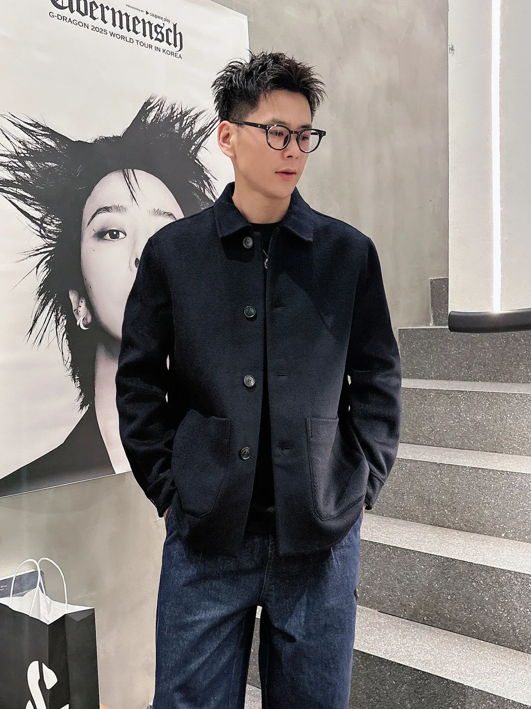 Sizes:S. (Purely handmade) Premium men's must-have item, pure handmade cashmere wool coat. Each piece is hand-sewn. Seamless inside - with packaging. About style and design: If the long coat made of woolen material is too picky about "hardware" and "software", then this group of short coats is enough to accommodate. The streamlined small lapels and straight micro silhouette make the overall style minimalist and youthful at the same time. About the fabric and technology: It is made of 80 wool, 10% mulberry silk, 10% cashmere. The wool is specially processed by imported equipment from Italy, which makes the texture of the cloth quite excellent, with a fluffy and saturated velvet texture. The fabric is soft, delicate and high-end, and the garments have super wrinkle resistance. The entire jacket is hand-sewn by a master craftsman stitch by stitch, and is produced with great ingenuity. Dark stitches are used to outline the edges and three-dimensional contours, keeping the garment minimalist while showing the craftsmanship value. Every stitch and proportion is carefully arranged. Sizes: S-2XL